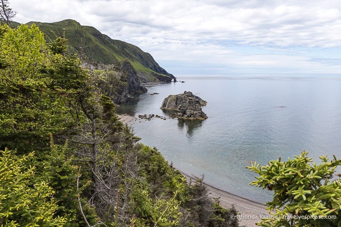 Cliffs overlooking the ocean at Green Gardens Trail, a must-see place to include on a Gros Morne National Park itinerary.