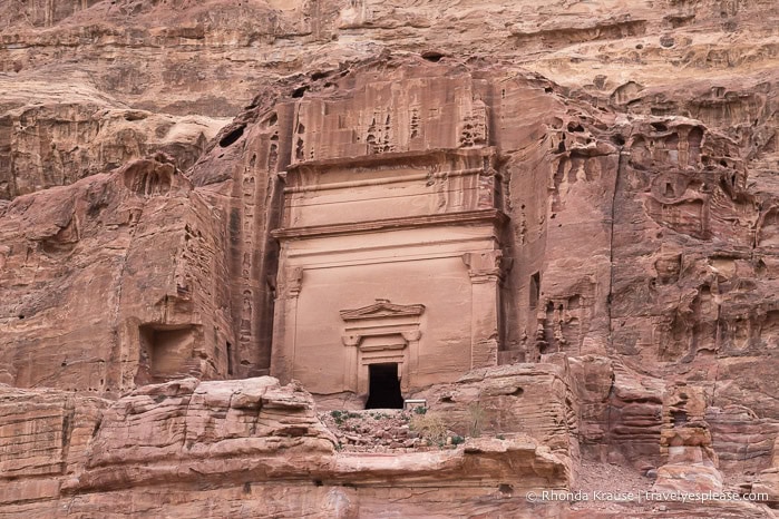 Facade of Unayshu Tomb.