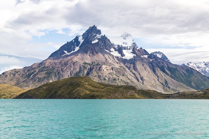 Lago Pehoe in front of a mountain.