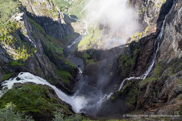 Two waterfalls across from each other flowing down the walls of the Måbødalen Valley.