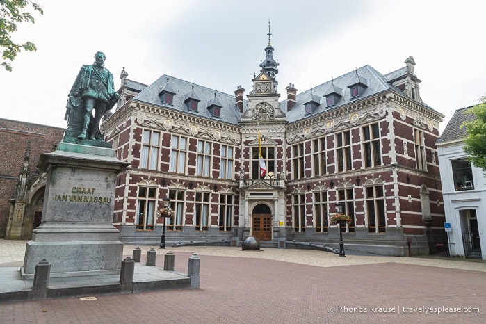 University Hall and a statue of Jan van Nassau in the Dom Square.