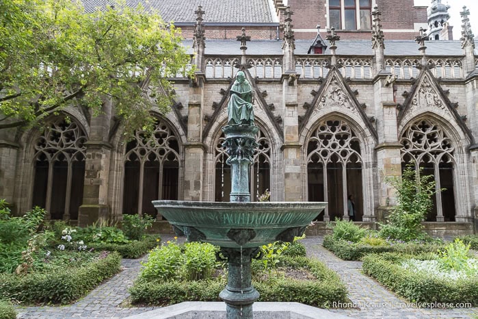 Fountain in the cloister of the Dom Church.