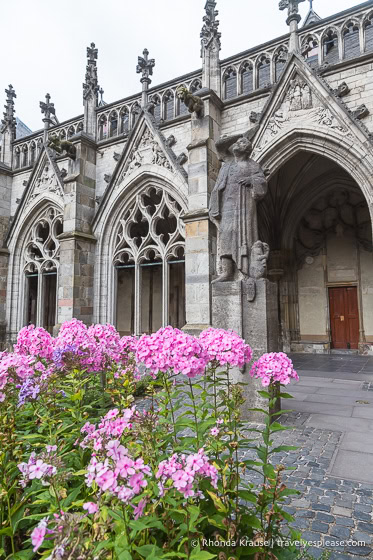 Flowers and the cloister of the Dom Church.